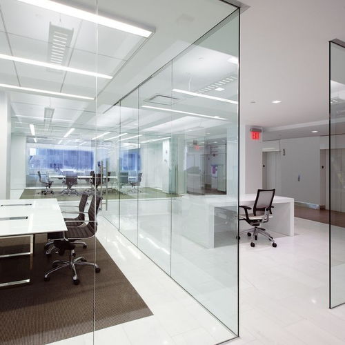 安装西安玻璃隔断有助于确保办公室能够获得自然光